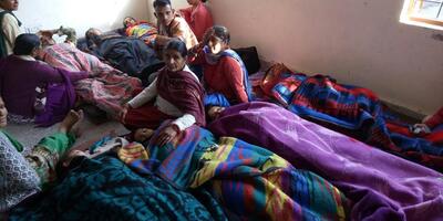 Dharmpur hospital Mandi district womens sleeping on floor